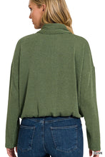 Load image into Gallery viewer, TEXTURED LINE ELASTIC WAIST PULLOVER TOP (OLIVE)
